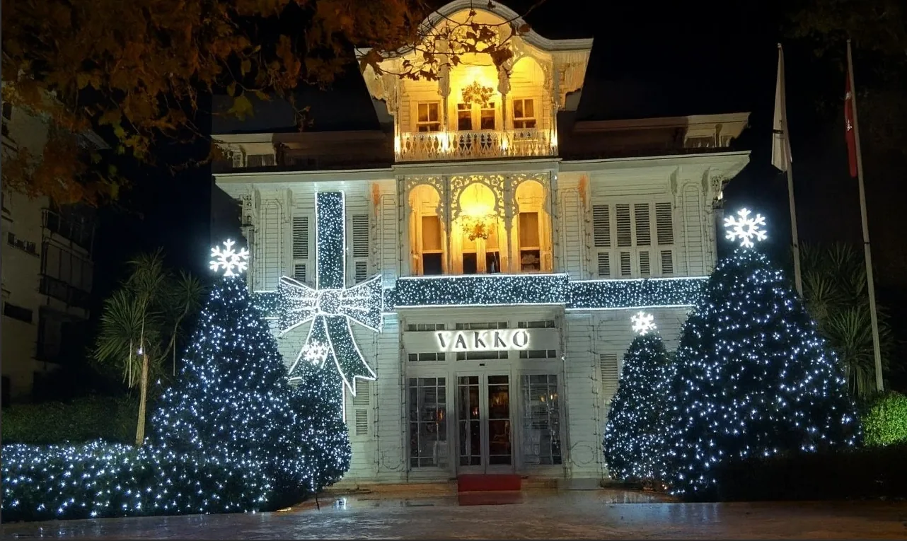 Tarihi yapı çevresinde dış mekân dekoratif aydınlatma